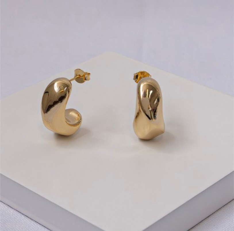 Brincos de argola com design moderno