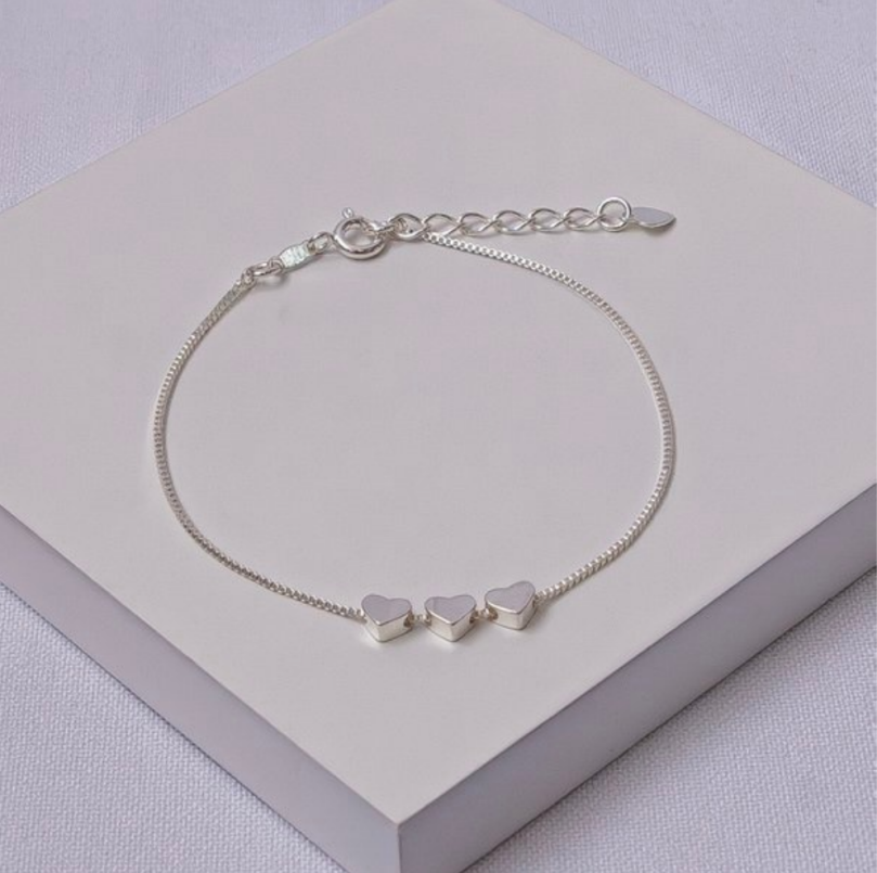 Pulseira de prata com três corações